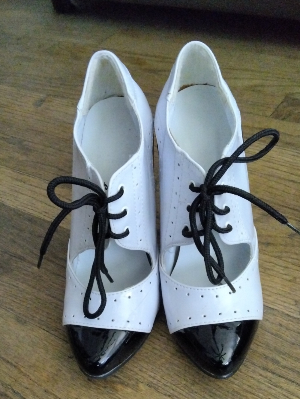 Women’s Two-Tone Lace-Up Pointed Toe Heels - White & Black